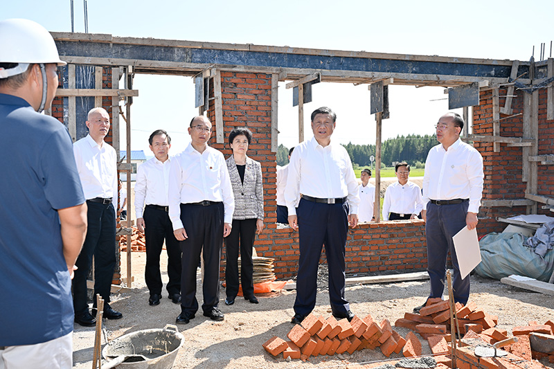 9月6日至8日，中共中央总书记、国度主席、中央军委主席习近平在黑龙江调查。这是7日上午，习近平在遭逢洪涝灾害的哈尔滨尚志市老街基乡龙王庙村，观察水毁房屋重建情况。