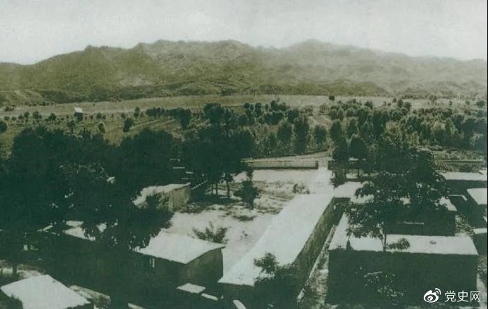 1948年5月，中共中央和人民解放军总部由陕北迁到河北平山县西柏坡。图为中央辅导人办公处所俯瞰。